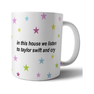 757098-MLA69606467938_052023,Taza Cerámica Taylor Swift En Esta Casa Escuchamos Lloramos
